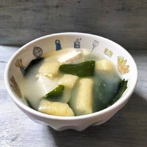 絹ごし豆腐・生わかめ・油揚げの味噌汁